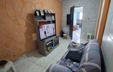 Imagem: A casa possui 2 Dormitórios, 1 Banheiro, 1 Vaga na garagem