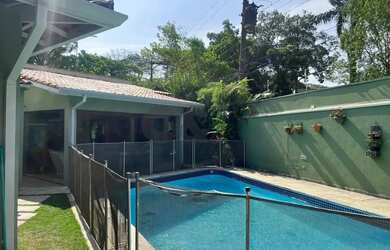 Imagem: A casa possui 3 Dormitórios, 5 Banheiros, 3 Vagas na garagem