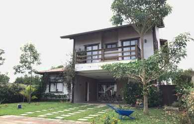 Imagem: A casa possui 4 Dormitórios, 5 Banheiros, 4 Vagas na garagem