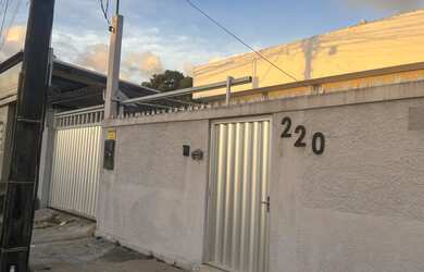 Imagem: A casa possui 3 Dormitórios, 2 Banheiros, 3 Vagas na garagem