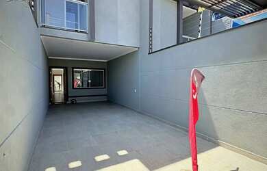 Imagem: A casa possui 3 Dormitórios, 2 Banheiros, 2 Vagas na garagem