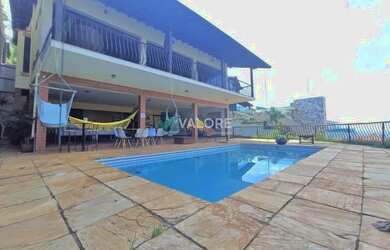 Imagem: A casa possui 4 Dormitórios, 5 Banheiros, 5 Vagas na garagem