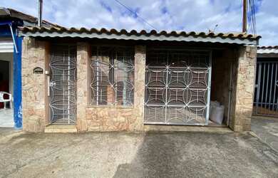 Imagem: A casa possui 4 Dormitórios, 2 Banheiros, 1 Vaga na garagem