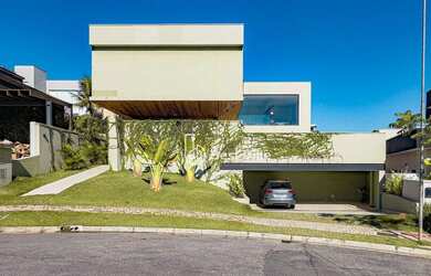 Imagem: A casa em condomínio possui 4 Dormitórios, 5 Banheiros, 5