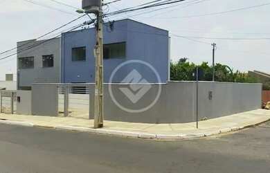 Imagem: A casa possui 3 Dormitórios, 1 Banheiro, 3 Vagas na garagem