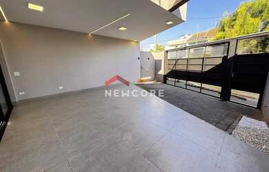 Imagem: A casa possui 3 Dormitórios, 2 Banheiros, 2 Vagas na garagem