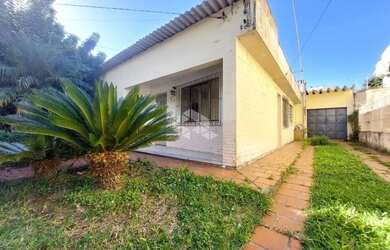 Imagem: A casa possui 3 Dormitórios, 1 Banheiro, 1 Vaga na garagem