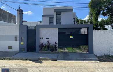 Imagem: A casa possui 3 Dormitórios, 2 Banheiros, 2 Vagas na garagem