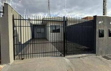 Imagem: A casa possui 3 Dormitórios, 1 Banheiro, 2 Vagas na garagem