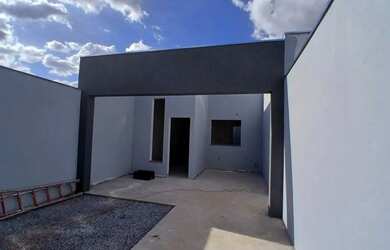 Imagem: A casa possui 3 Dormitórios, 2 Banheiros, 3 Vagas na garagem