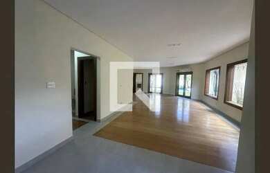 Imagem: A casa possui 3 Dormitórios, 5 Banheiros, 4 Vagas na garagem