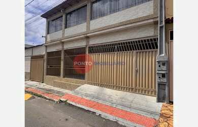 Imagem: A casa possui 4 Dormitórios, 3 Banheiros, 2 Vagas na garagem