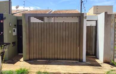 Imagem: A casa possui 2 Dormitórios, 1 Banheiro e 1 Vaga na garagem