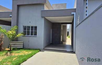 Imagem: A casa possui 3 Dormitórios, 2 Banheiros, 2 Vagas na garagem