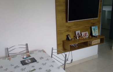 Imagem: O apartamento possui 2 Dormitórios, 1 Banheiro, 1 Vaga na garagem