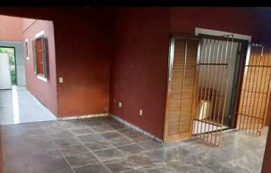 Imagem: A casa possui 2 Dormitórios, 3 Banheiros, 5 Vagas na garagem