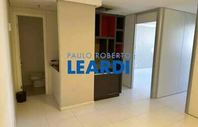 Imagem: O depósito possui 2 Vagas na garagem e 50m² de Área e está