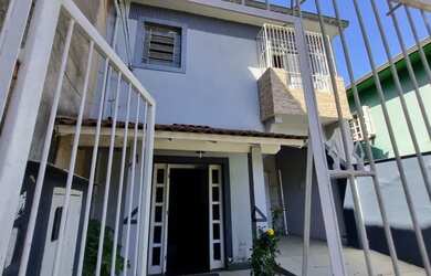 Imagem: A casa à venda possui 3 Dormitórios, 2 Banheiros, 1 Vaga na