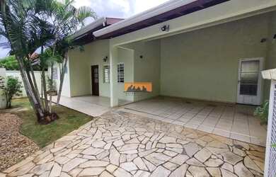 Imagem: A casa possui 3 Dormitórios, 4 Banheiros, 3 Vagas na garagem