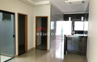 Imagem: A casa possui 2 Dormitórios, 2 Banheiros, 2 Vagas na garagem