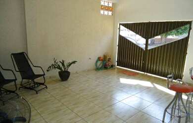 Imagem: A casa possui 2 Dormitórios e 1 Vaga na garagem e está localizado