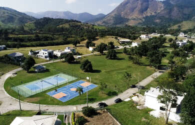 Imagem: A casa em condomínio possui 3 Dormitórios, 3 Banheiros, 2