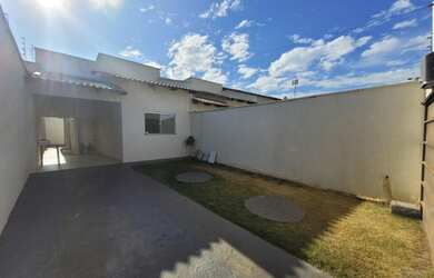 Imagem: A casa possui 3 Dormitórios, 2 Banheiros, 3 Vagas na garagem