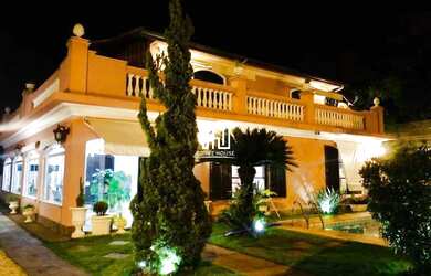 Imagem: A casa em condomínio possui 5 Dormitórios, 5 Banheiros, 4