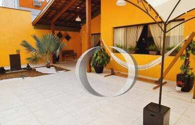 Imagem: A casa possui 4 Dormitórios, 4 Banheiros, 240m² de Área