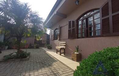 Imagem: A casa possui 2 Dormitórios, 1 Banheiro, 3 Vagas na garagem