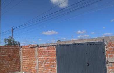 Imagem: A casa possui 2 Dormitórios, 1 Banheiro, 4 Vagas na garagem