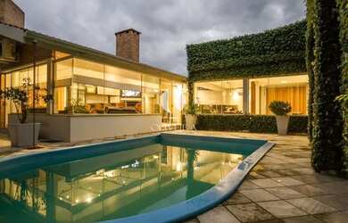 Imagem: A casa possui 4 Dormitórios, 5 Banheiros, 5 Vagas na garagem