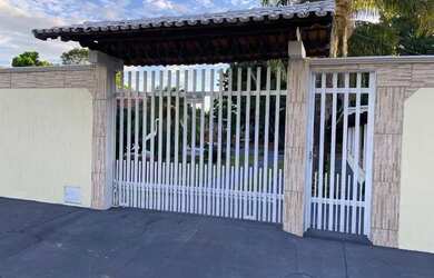 Imagem: A casa possui 3 Dormitórios, 2 Banheiros, 5 Vagas na garagem