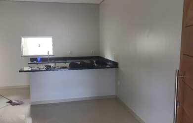 Imagem: A casa possui 3 Dormitórios, 3 Banheiros, 1 Vaga na garagem