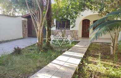 Imagem: A casa possui 4 Dormitórios, 3 Banheiros, 4 Vagas na garagem