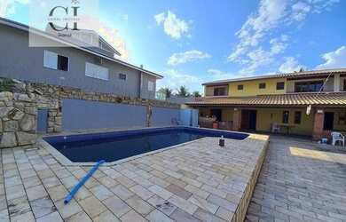 Imagem: A casa possui 5 Dormitórios, 5 Banheiros, 4 Vagas na garagem