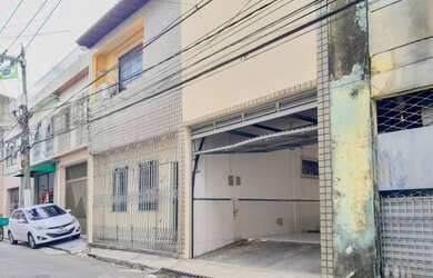 Imagem: A casa possui 3 Dormitórios, 1 Banheiro, 2 Vagas na garagem