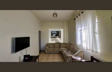 Imagem: A casa possui 3 Dormitórios, 4 Banheiros, 5 Vagas na garagem