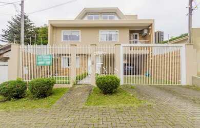 Imagem: A casa possui 4 Dormitórios, 4 Banheiros, 4 Vagas na garagem