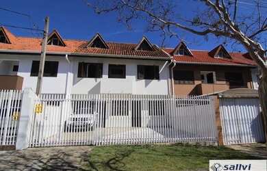 Imagem: A casa possui 3 Dormitórios, 1 Banheiro, 1 Vaga na garagem