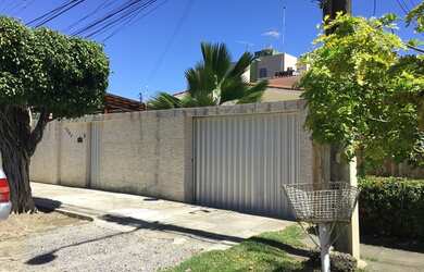 Imagem: A casa possui 4 Dormitórios, 3 Banheiros, 4 Vagas na garagem