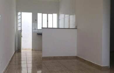 Imagem: A casa possui 2 Dormitórios, 1 Banheiro, 2 Vagas na garagem