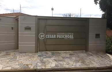 Imagem: A casa possui 2 Dormitórios, 3 Banheiros, 2 Vagas na garagem