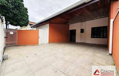 Imagem: A casa possui 3 Dormitórios, 4 Banheiros, 5 Vagas na garagem