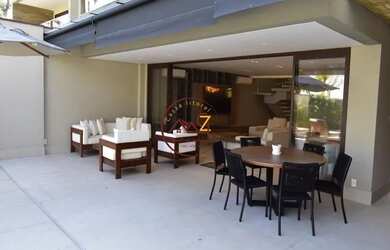 Imagem: A casa em condomínio possui 5 Dormitórios, 5 Banheiros, 2