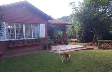 Imagem: A casa possui 3 Dormitórios, 4 Banheiros, 2 Vagas na garagem