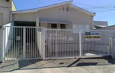 Imagem: A casa possui 3 Dormitórios, 1 Banheiro, 1 Vaga na garagem