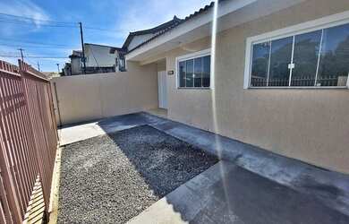 Imagem: A casa possui 3 Dormitórios, 1 Banheiro, 2 Vagas na garagem