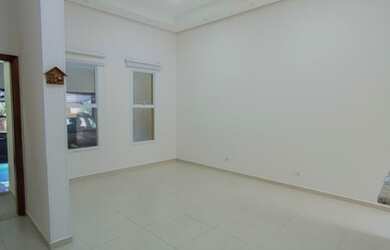 Imagem: A casa possui 2 Dormitórios, 2 Banheiros, 2 Vagas na garagem