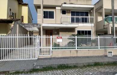 Imagem: A casa em condomínio possui 3 Dormitórios, 1 Banheiro, 2 Vagas